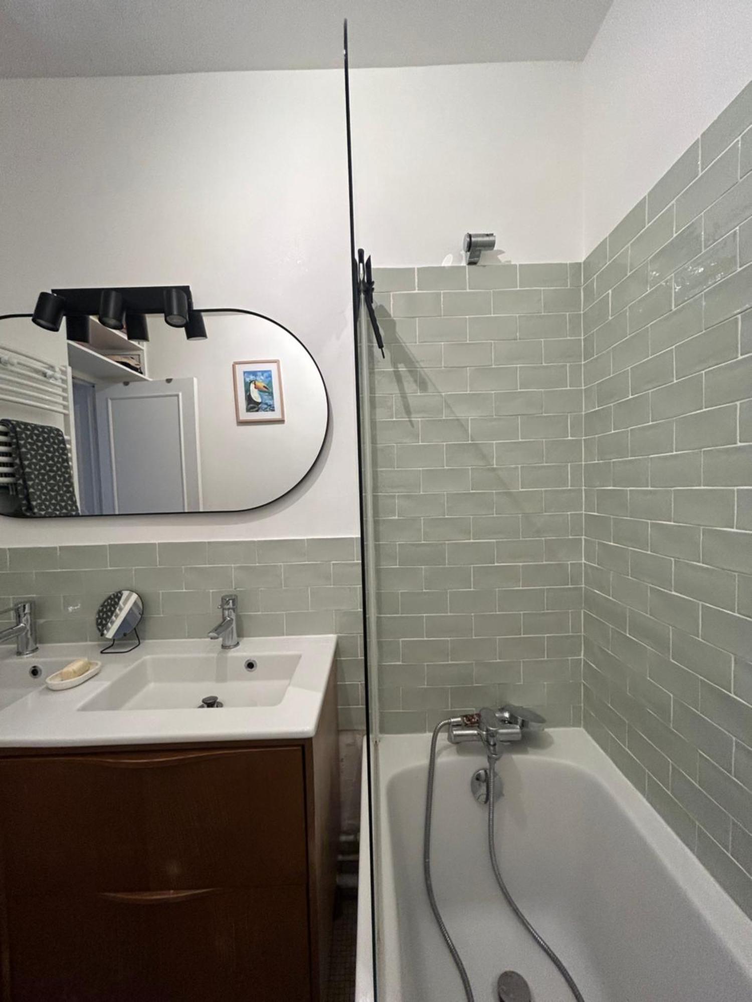 Appartement Grand 2 Pieces Dans Le 20eme A *