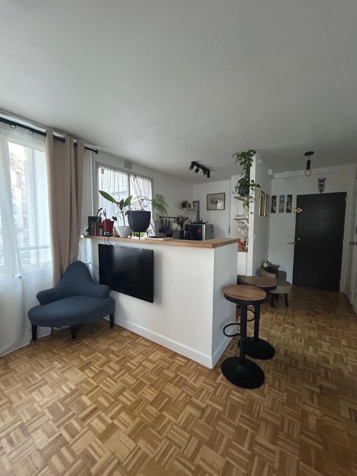 Appartement Grand 2 Pieces Dans Le 20eme A *